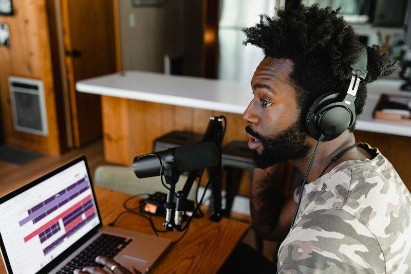 Leie av studio med kameraoppsett for video-podkast
